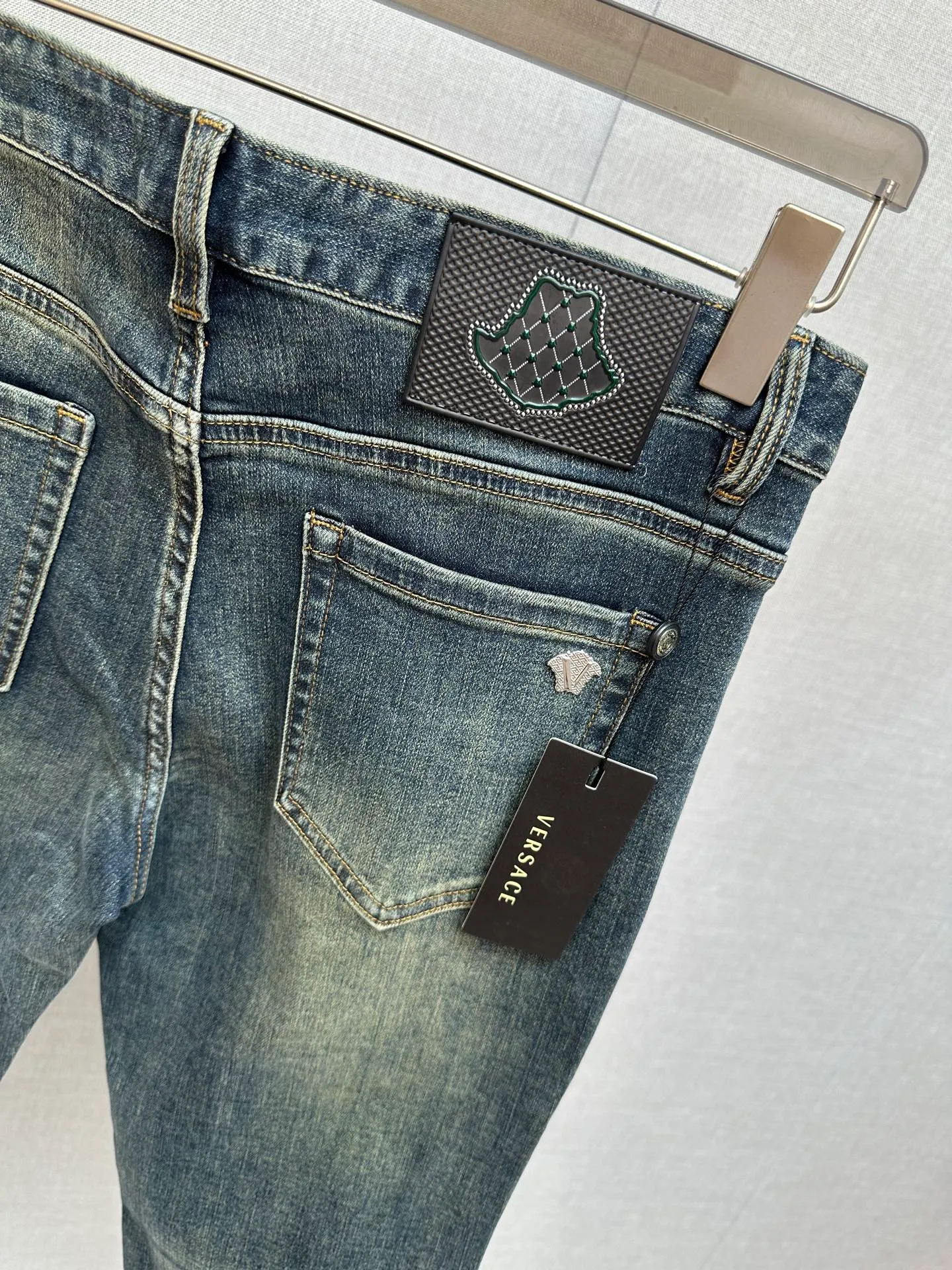 Available at the official website counter at the same time, the Original is a very stylish pair of jeans, with customized original washed denim fabric, unique design, top-notch printing technology letter pattern logo, original hardware accessories decoration, an extremely outstanding pair of jeans, the materials and craftsmanship are extremely luxurious and exquisite, extremely high-grade, handsome and stylish upper body, recommended 👍, Sizes: 29-38